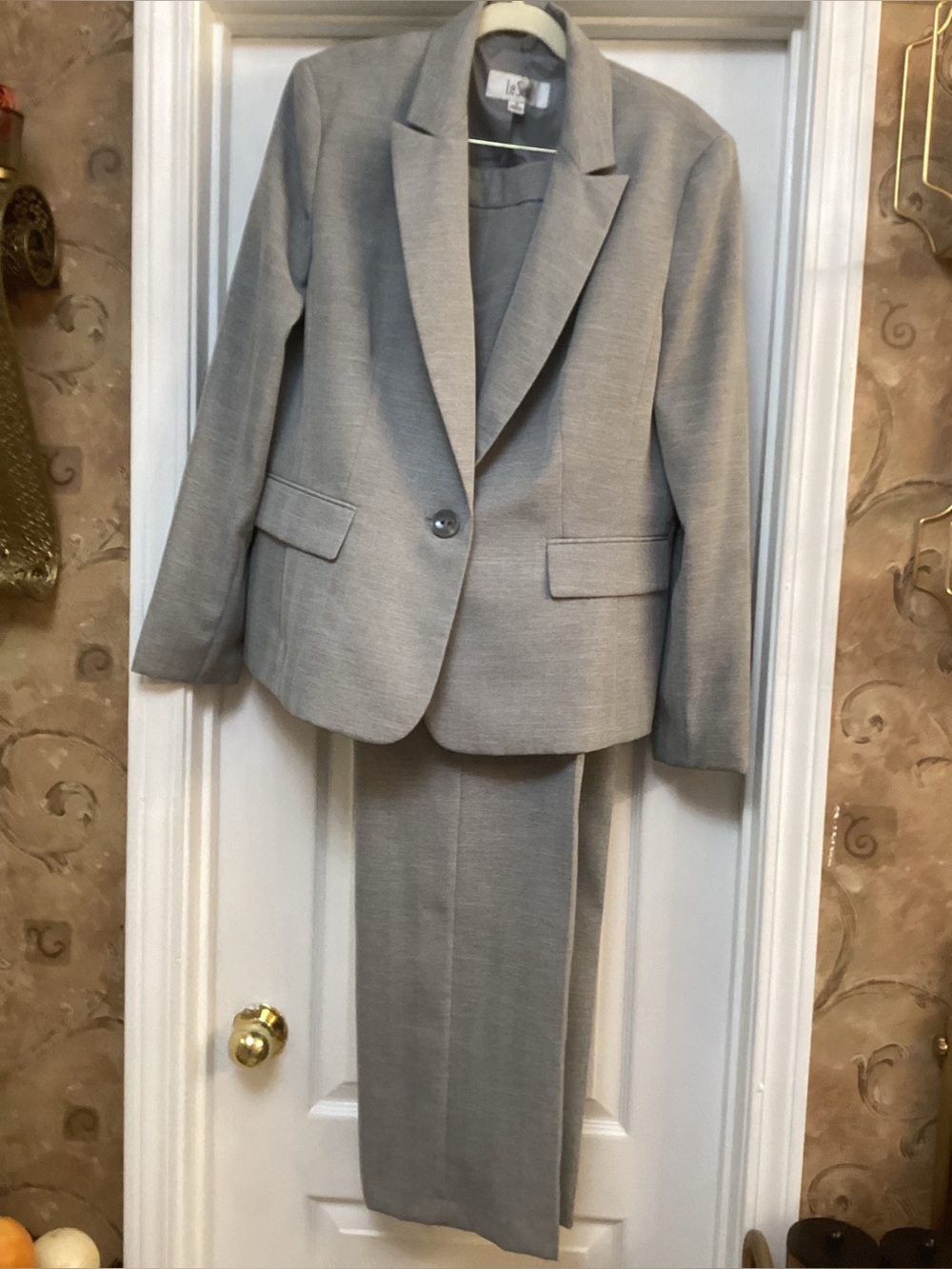 Le Suit Light Gray Women's Two-Piece Blazer & Pants size 16 Preowned